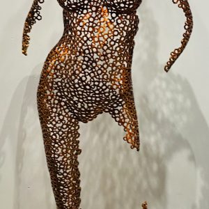 sculpture en écrous "pause femme