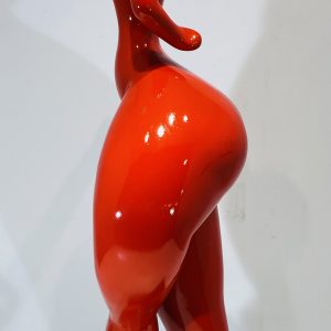 sculpture danseuse en résine laquée rouge