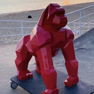 Statue Gorille Géant Rouge